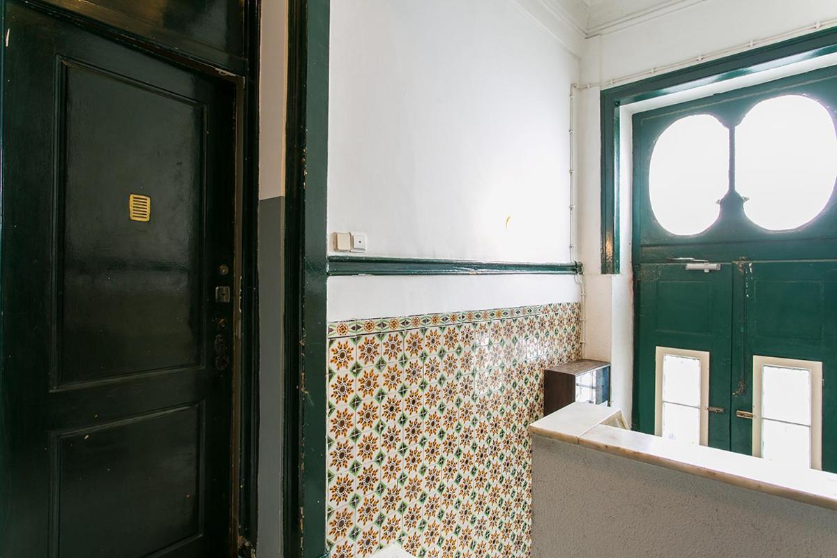 Lovelystay - Cozy 3Bdr Apartment In Estrela Lissabon Buitenkant foto